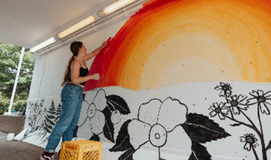 萨曼莎·库欣正站在隧道的墙上画画 